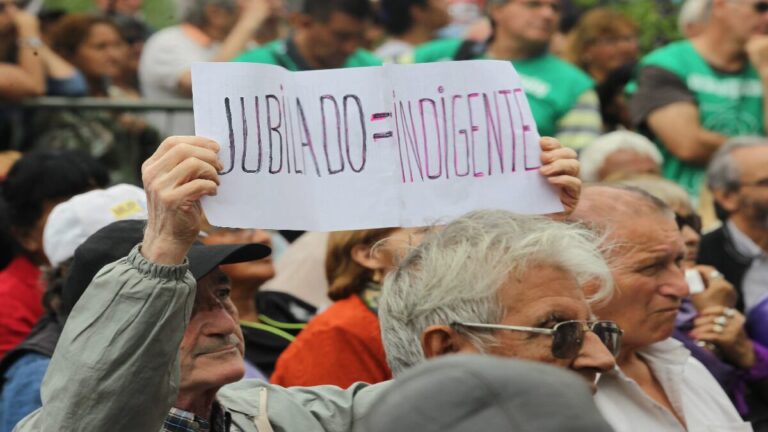 Jubilados argentinos se movilizan en las sedes de PAMI contra políticas de Javier Milei 1 arge jubi
