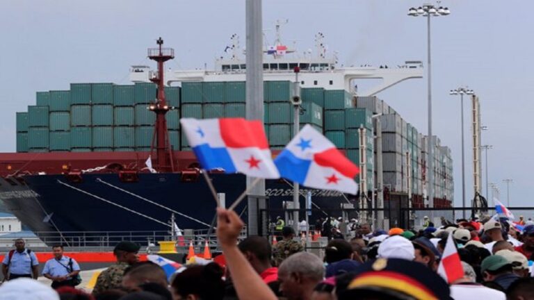 Organizaciones sociales rechazan amenazas de Trump de despojar a Panamá de su canal interoceánico 1 bandera nacional en canal de panama