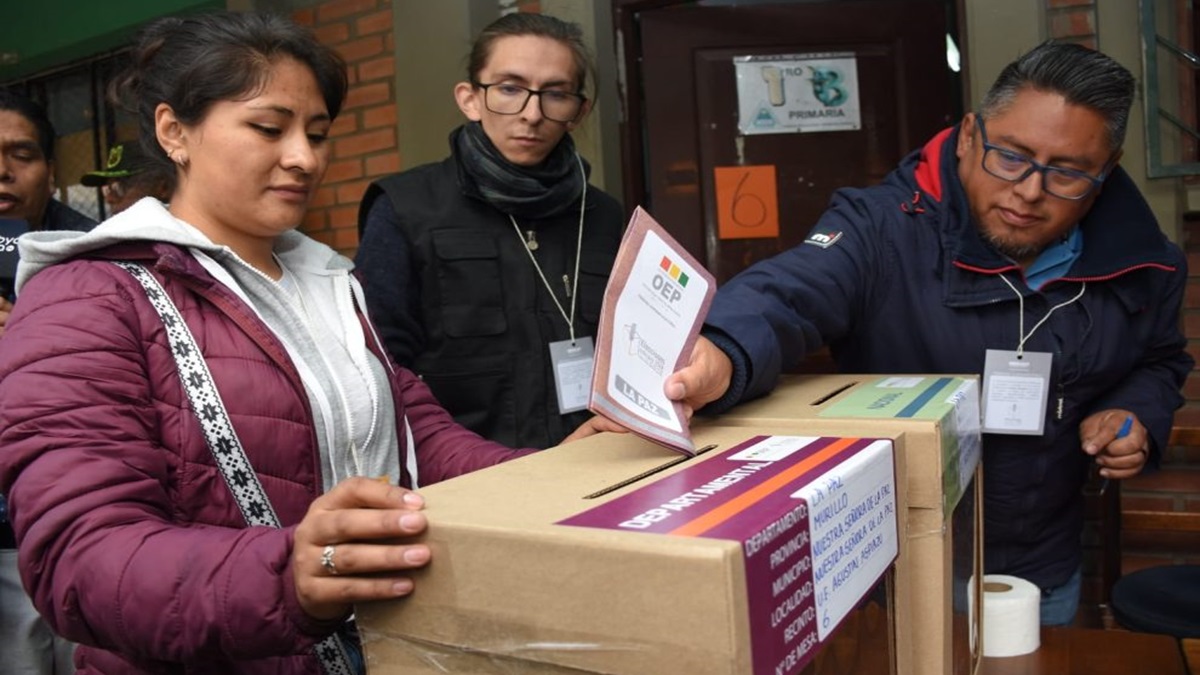 Cierran las mesas electorales en Bolivia 10 Bolivia