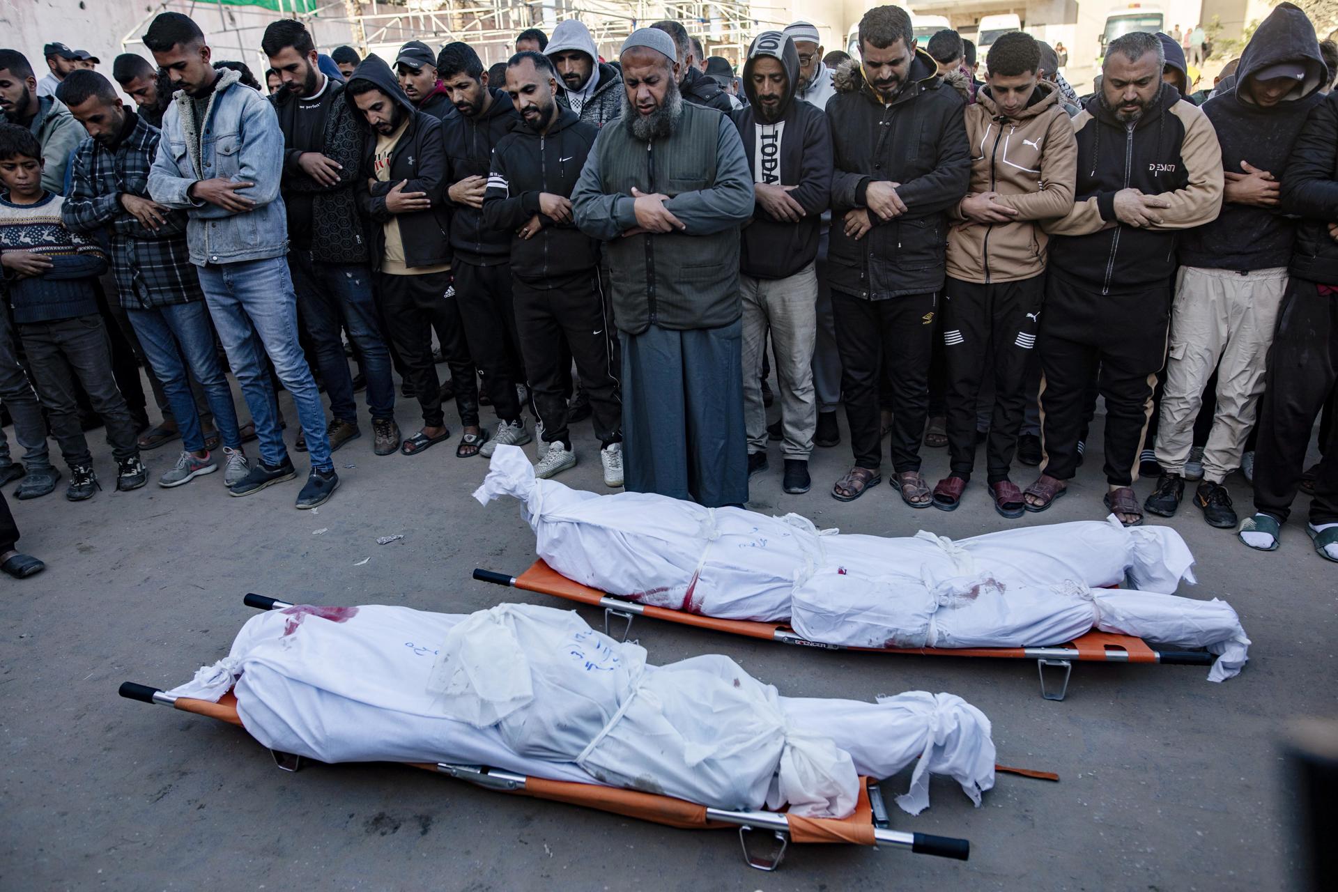 Cifras del genocidio: Más de 45.000 palestinos han sido asesinados por Israel 2 More Than A Dozen Killed In Israeli Airstrike In Khan Yunis, Southern Gaza