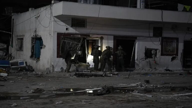 Ocupantes sionistas asaltan y prenden fuego a hospital Kamal Adwan, en Gaza 1 gaza ocupantes israelies maniobran inmediaciones hospital kamal adwan foto efe