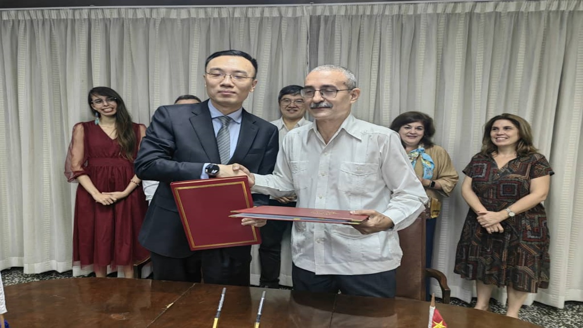 Cuba y China firman acuerdo para desarrollar parques fotovoltaicos en el país caribeño 5