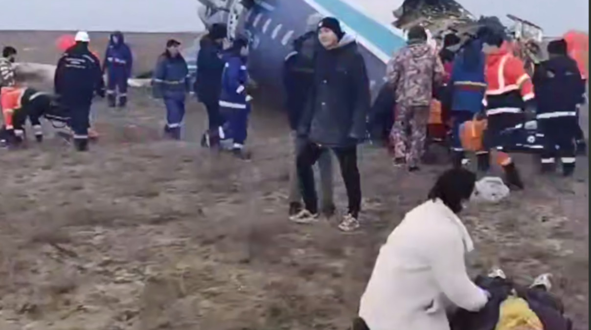 Se estrella avión de pasajeros en Kazajistán; reportan sobrevivientes 10 kazajastan avion01