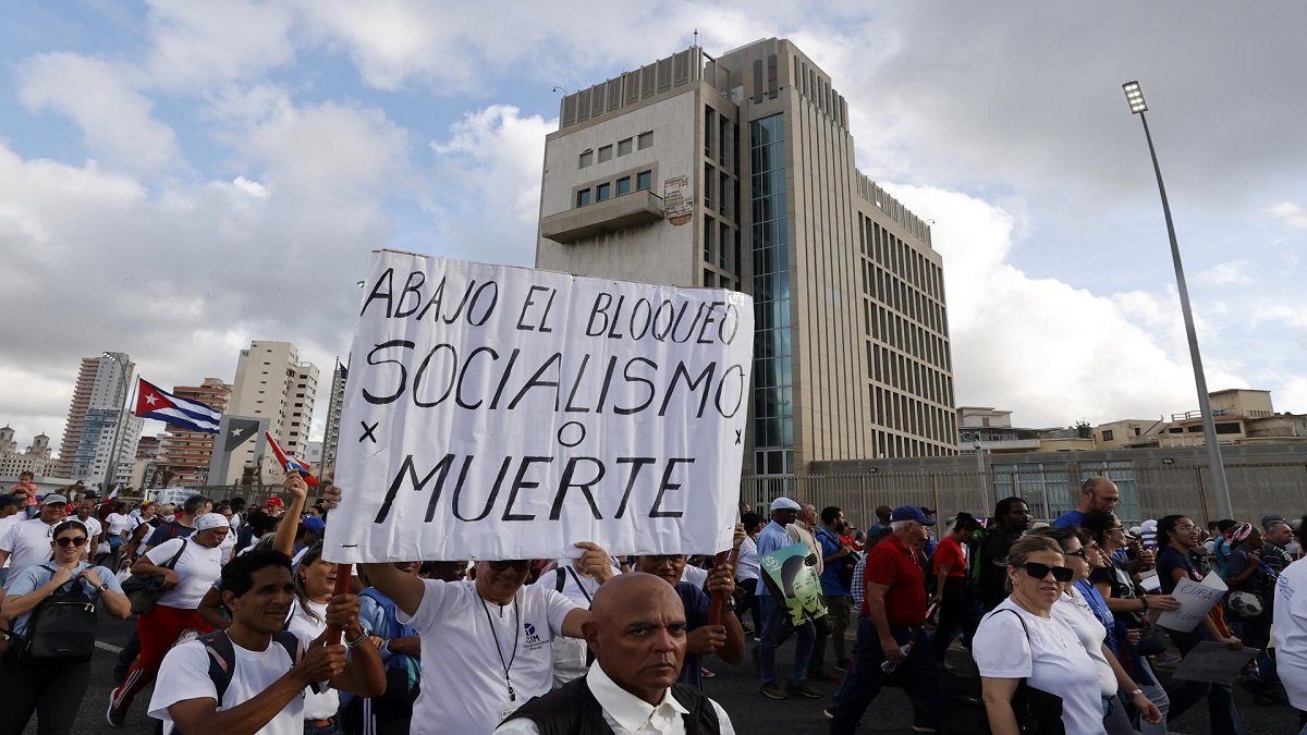 los cubano marcharon frente a la embajada de estados unidos en la habana 2