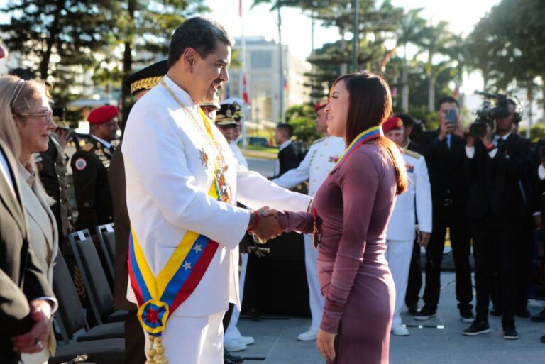 Presidente venezolano condecora a funcionarios públicos que fueron sancionados por EE.UU. 1 maduro 7