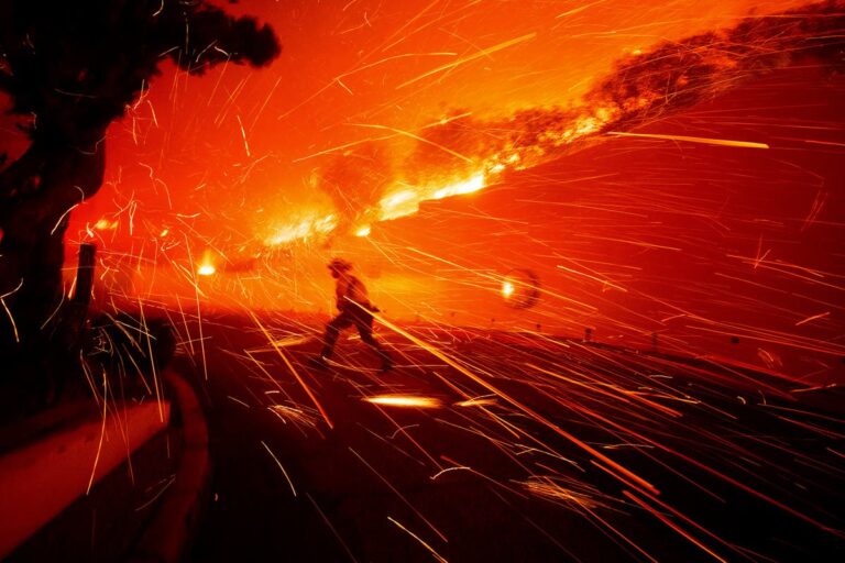 Autoridades de California combaten intensas llamas cerca de la ciudad de Malibu 1 nMQRcw6M