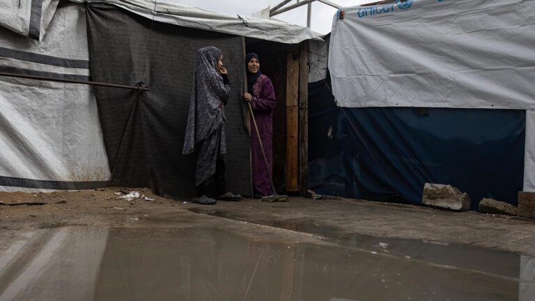 Frío, inundaciones, hambre y genocidio: La realidad del nuevo año en Gaza 1 tiendas gaza