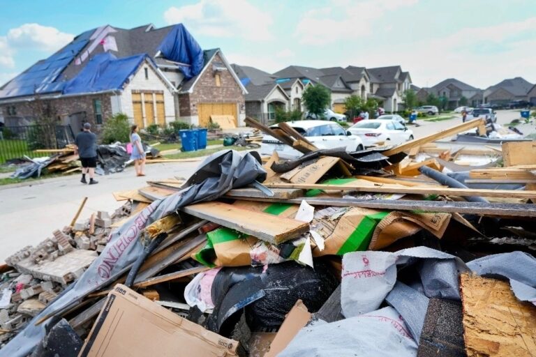 tornados causan danos en viviendas de houston texas 9651html tornados houstonjpg 8521html f44d6553 a1c8 4373 bd47 b04d2702b092 1