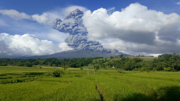 11.700 evacuados en Filipinas por erupción del volcán Canlaón 1 volcan Filipinas