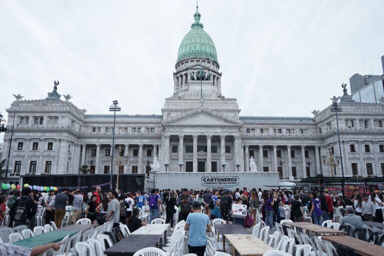 Pese al desguace de Milei, organizaciones harán cena solidaria en Nochebuena 1 web foto cartoneros congreso olla 4
