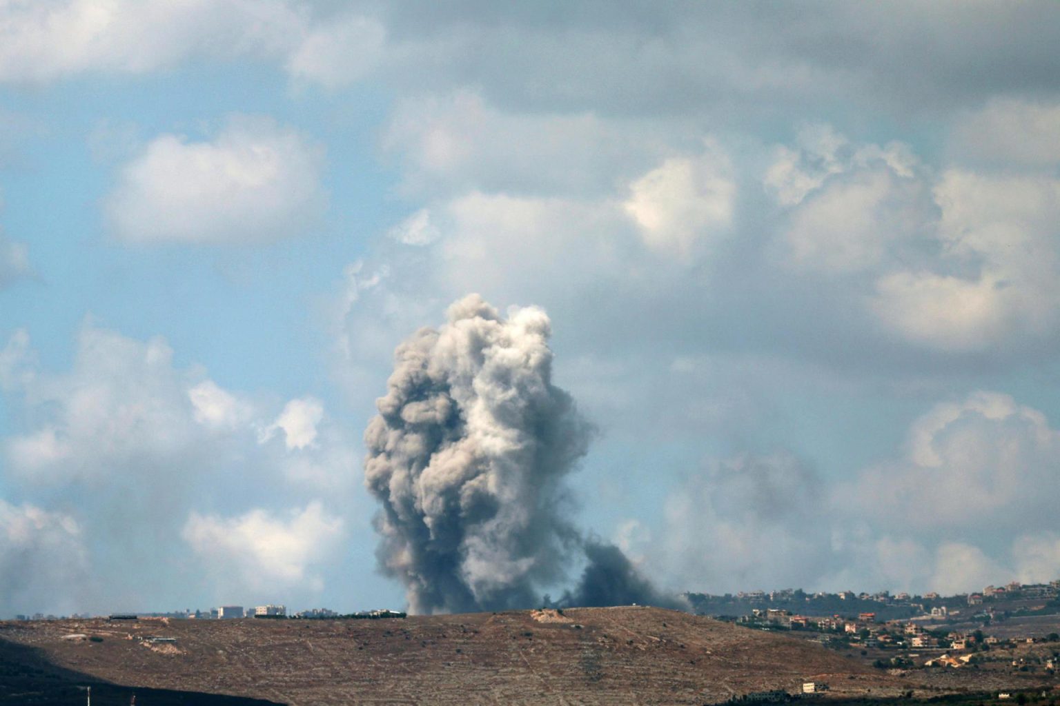 Ataque aéreo israelí contra Líbano deja 14 heridos y revive tensiones en el sur del país 6 55014746261 ff ataque bombardeo israel alta galilea libano atef safadi efe 20240923 1536x1024 1