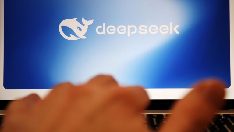 Tras arrasar con ChatGPT, la IA china DeepSeek sufre ciberataques provenientes de EE.UU. 1 58112d76332b63c7182a6355feeaf3170a333894 1