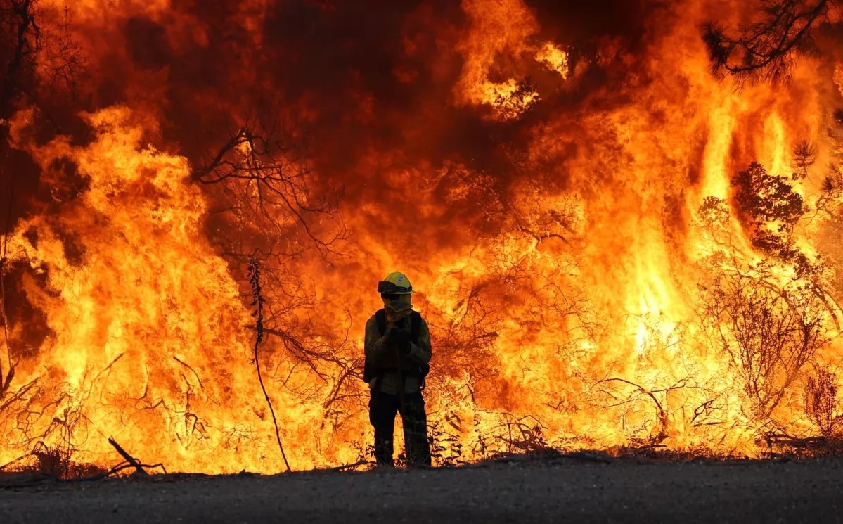 Aumenta a 24 número de muertos por incendios en EE.UU. 4 agenci8a de periodi8smo investi8gati8vo