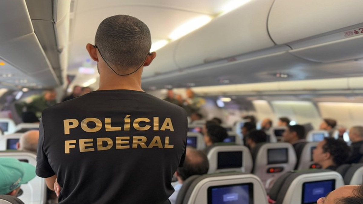 Ministerio de Justicia de Brasil denuncia uso de esposas en los brasileños deportados desde EE.UU. 10 brasil policia