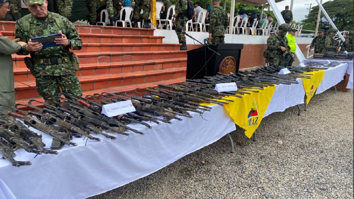 Exintegrantes de las FARC deponen sus armas ante Ejército colombiano tras ofensiva del ELN en el Catatumbo 9 colombia disidencias farc entregan armas ejercito foto w radio