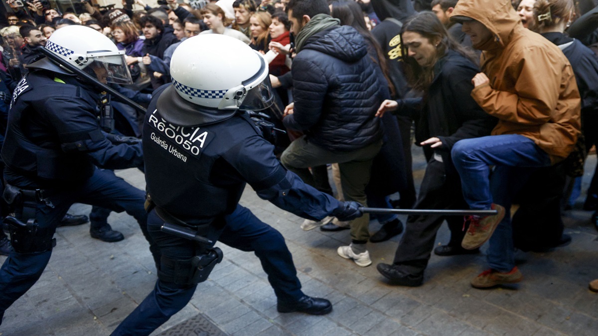 Españoles protestan contra el desalojo de Massana, centro en que se atendían personas vulnerables en Barcelona 3 ddae3d7d79a3413aef08e0e52450a40c0ed4d592