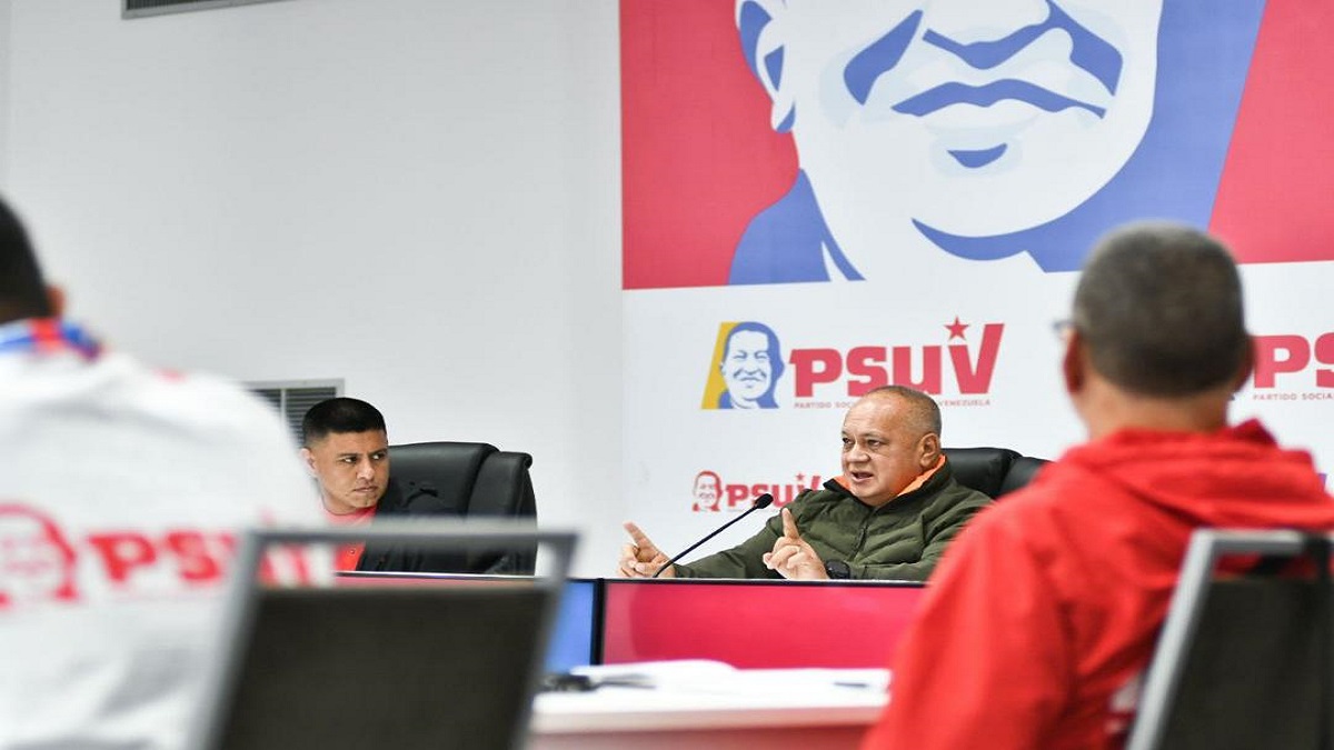diosdado cabello foto con el mazo dando