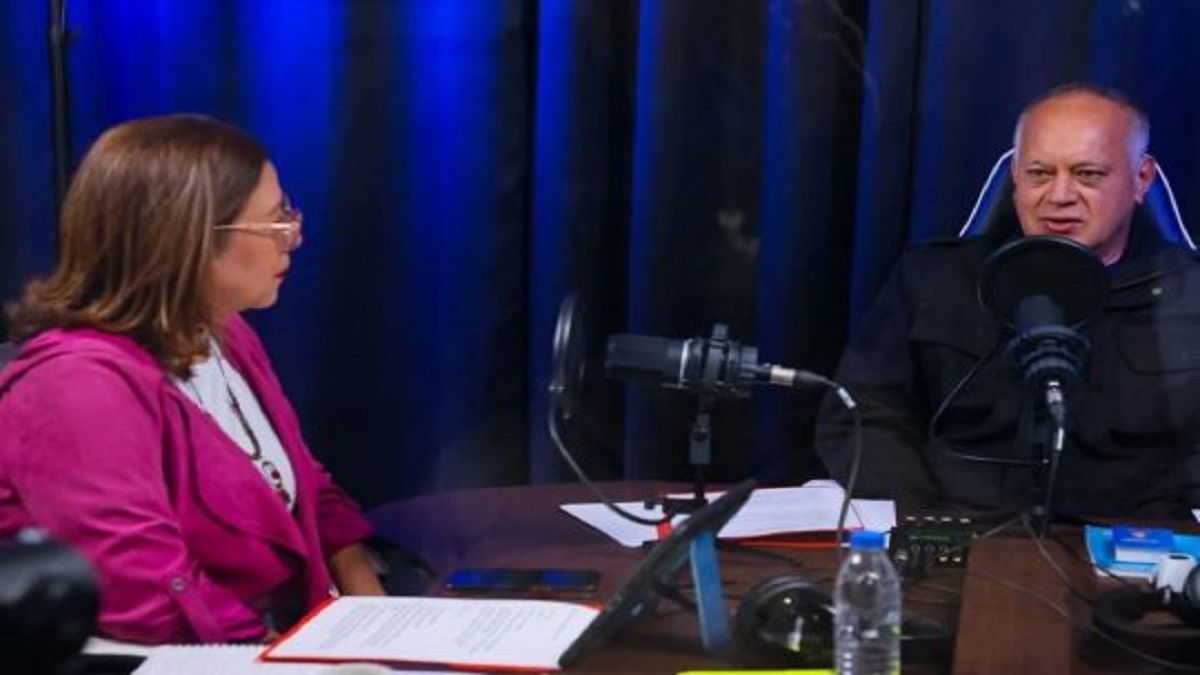 Diosdado Cabello: Venezuela siempre ha trabajado por la paz y la estabilidad de Colombia 6 diosdado cabello tania diaz programa radial foto con el mazo dando
