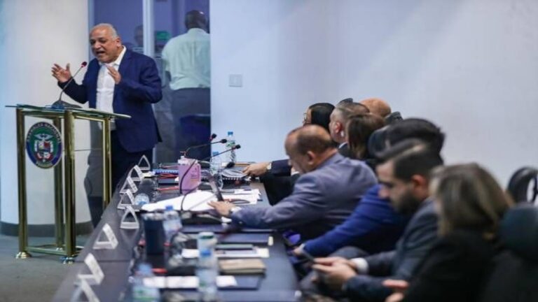 Asamblea de Panamá debate modificaciones al sistema de pensiones 1 diputados panama