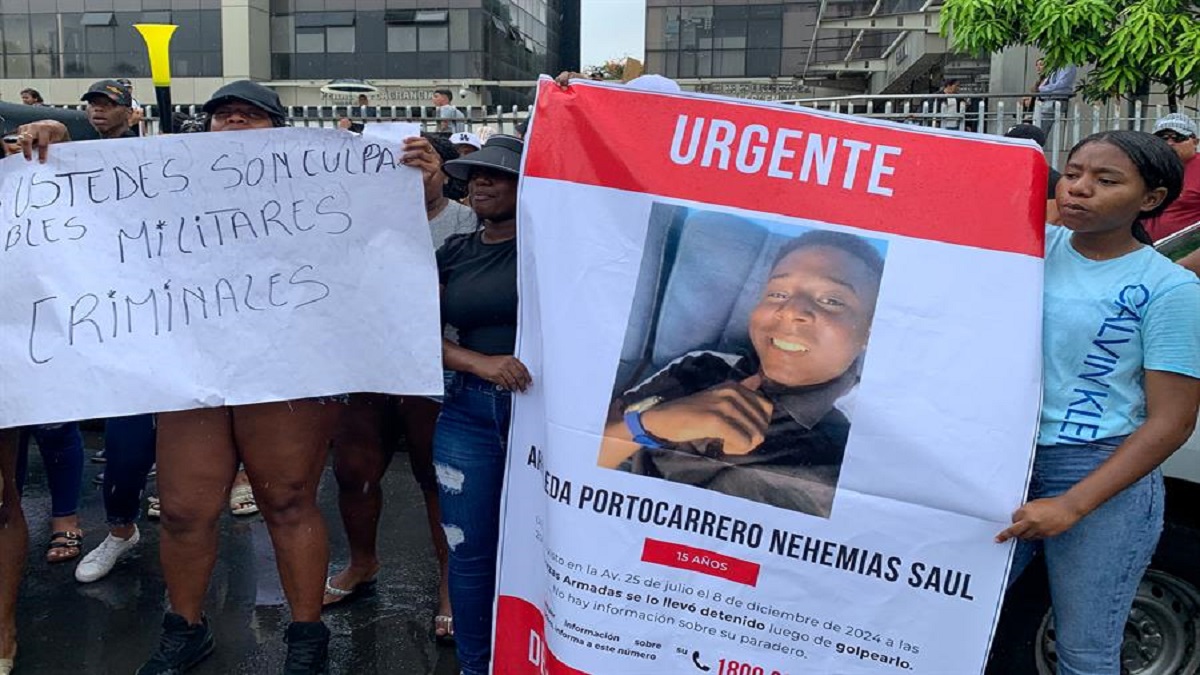 Parlamento de Ecuador iniciará juicio político contra ministro de Defensa por desaparición de menores 4 ecuador familiares menores desaparecidos realizan planton guayaquil foto efe