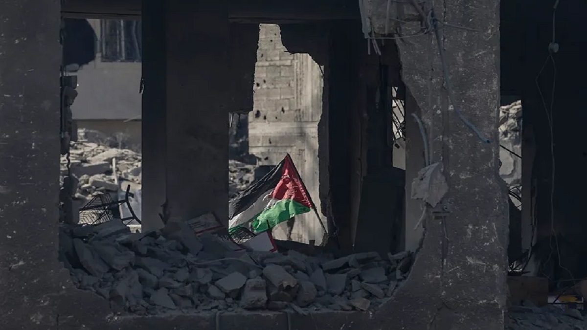 gaza bandera palestina ruinas bombardeos israel foto efe