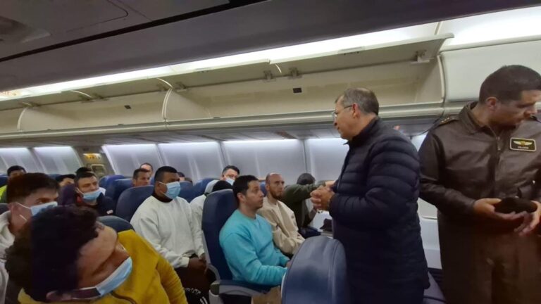Presidente de Colombia anuncia apoyos para migrantes deportados de EE.UU. 1 giybcn8xiaa1cn