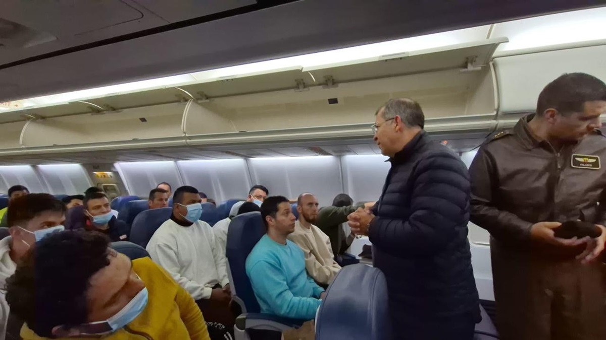 Presidente de Colombia anuncia apoyos para migrantes deportados de EE.UU. 4 giybcn8xiaa1cn