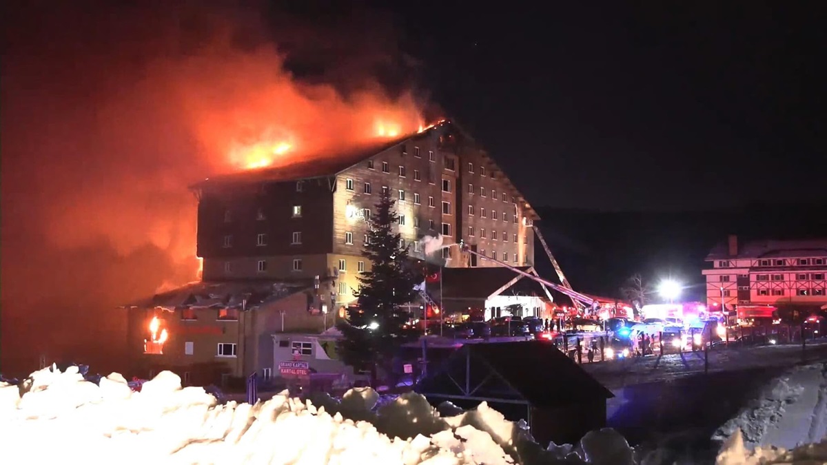 Aumenta a 79 la cifra de víctimas por incendio en un hotel en Türkiye 3 incendio turkiye