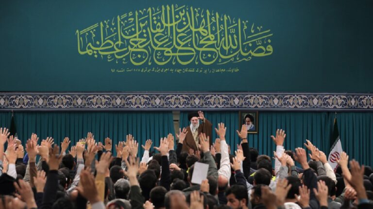 Ayatolá Jamenei: "Bases estadounidenses en Siria serán pisoteadas por los jóvenes sirios" 1 iran ayatola seyed ali jamenei foto presstv