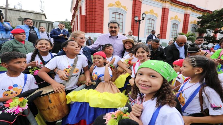 Presidente Maduro escenifica tradicional celebración de Reyes Magos en Miraflores 1 ninxs