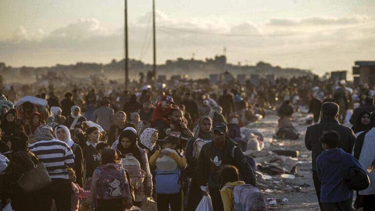 Soldados israelíes obligan abandonar a miles de palestinos el campo de refugiados de Tulkarem 1 pal