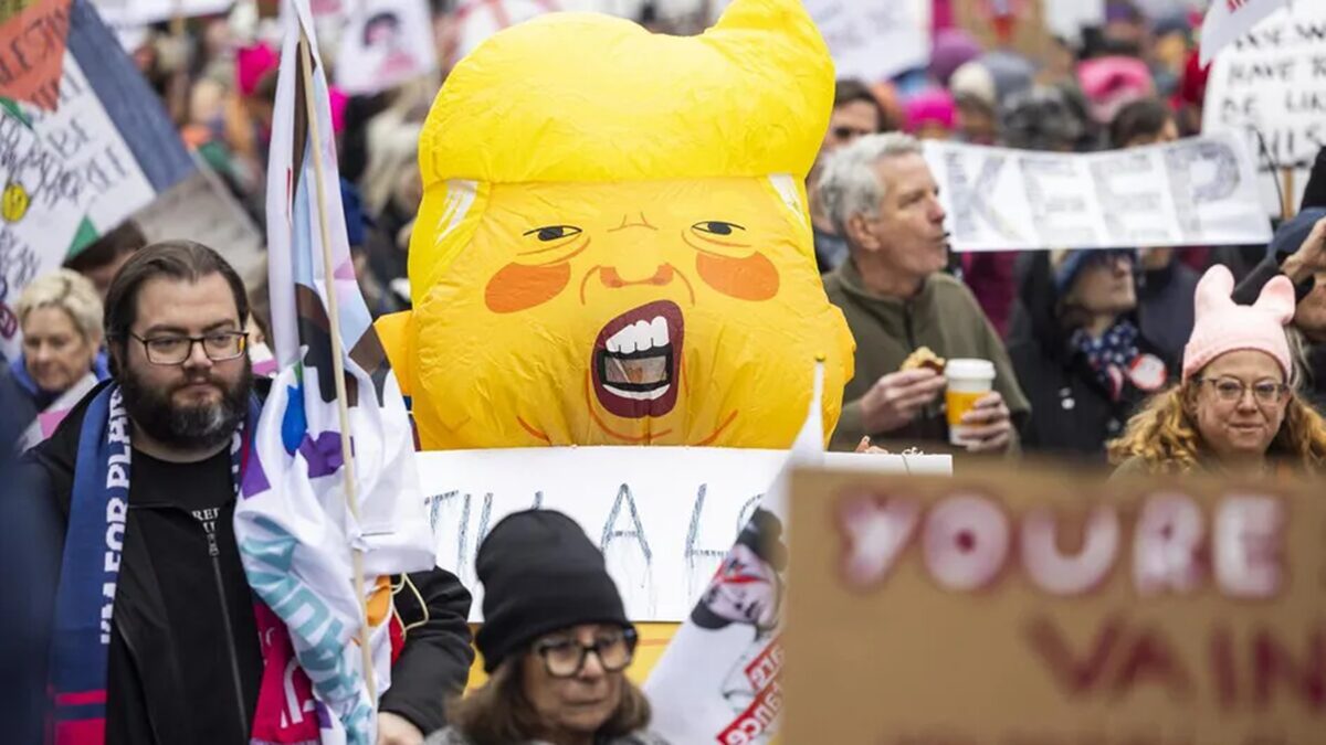Protestan en Washington contra políticas de Trump en víspera de su regreso a la Casa Blanca 4 participantes marcha popular manifestacion opone
