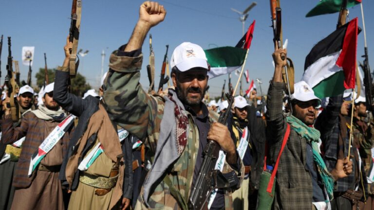 Hutíes de Yemen rechazan que EE.UU. los califique como organización terrorista 1 yemen rebeldes huties ansarullah banderas palestina foto efe