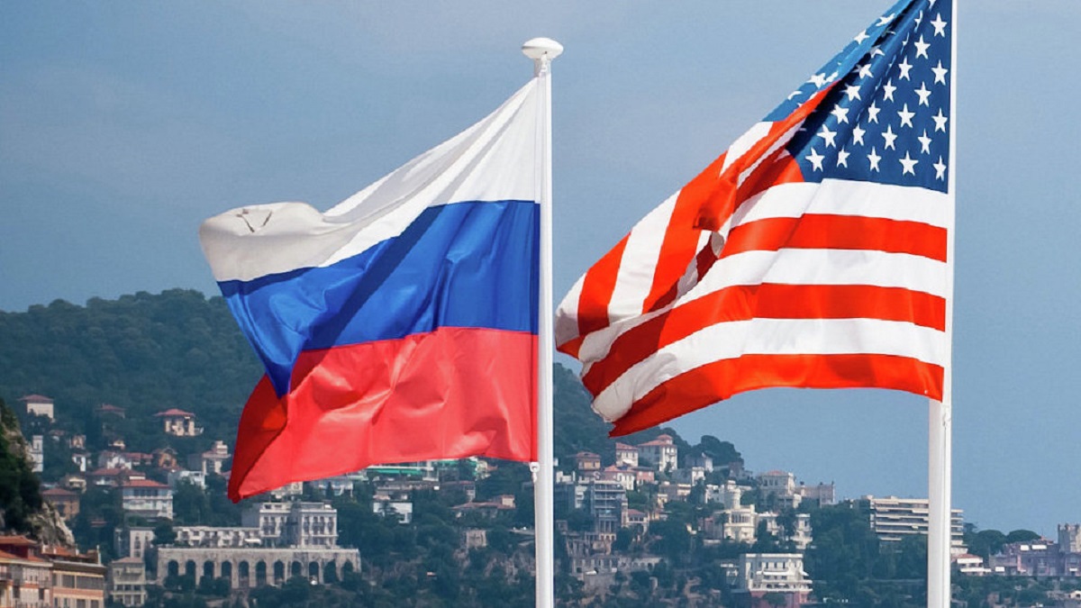 banderas rusia y eeuu foto al mayadeen
