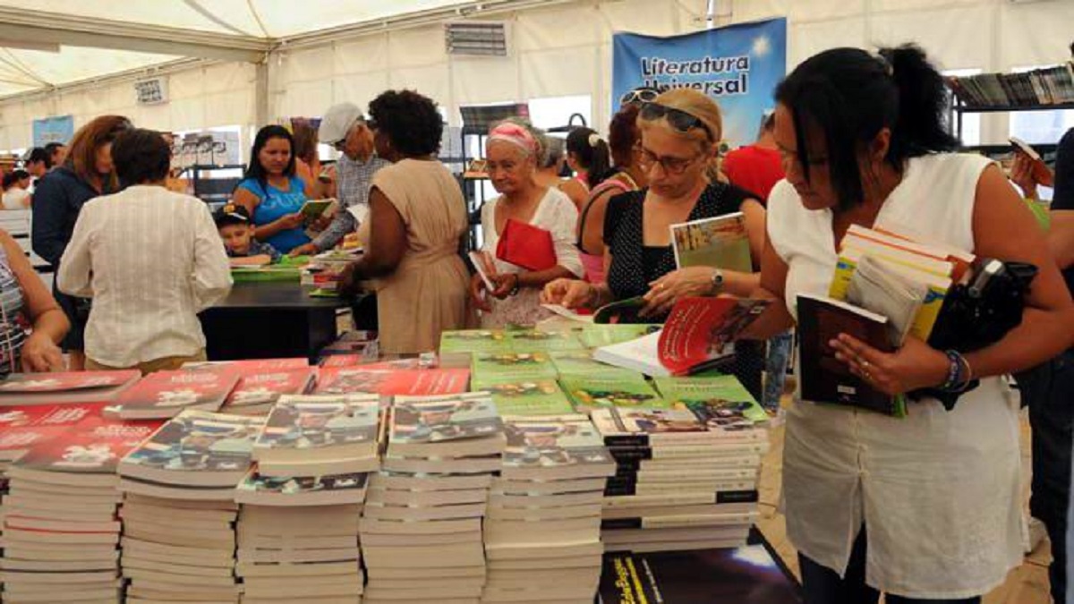 Pese a bloqueo de EE.UU., Feria del Libro de La Habana abre sus puertas este jueves 7 cuba feria libro la habana foto radio enciclopedia