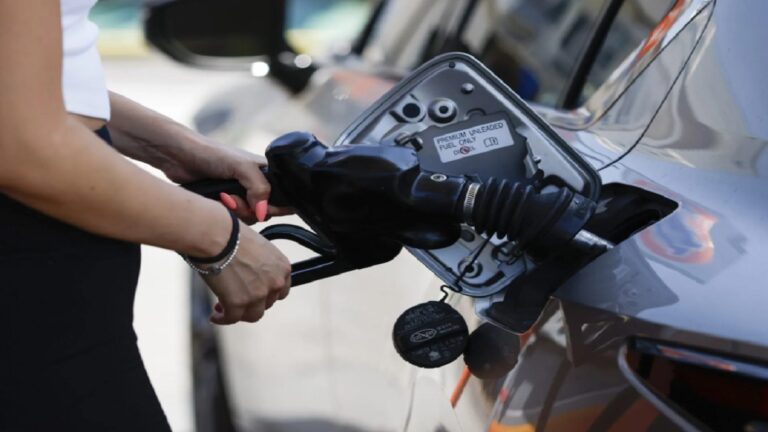 Precios de gasolina en EE.UU. podrían dispararse por los nuevos aranceles de Trump 1 eeuu precios gasolina foto efe