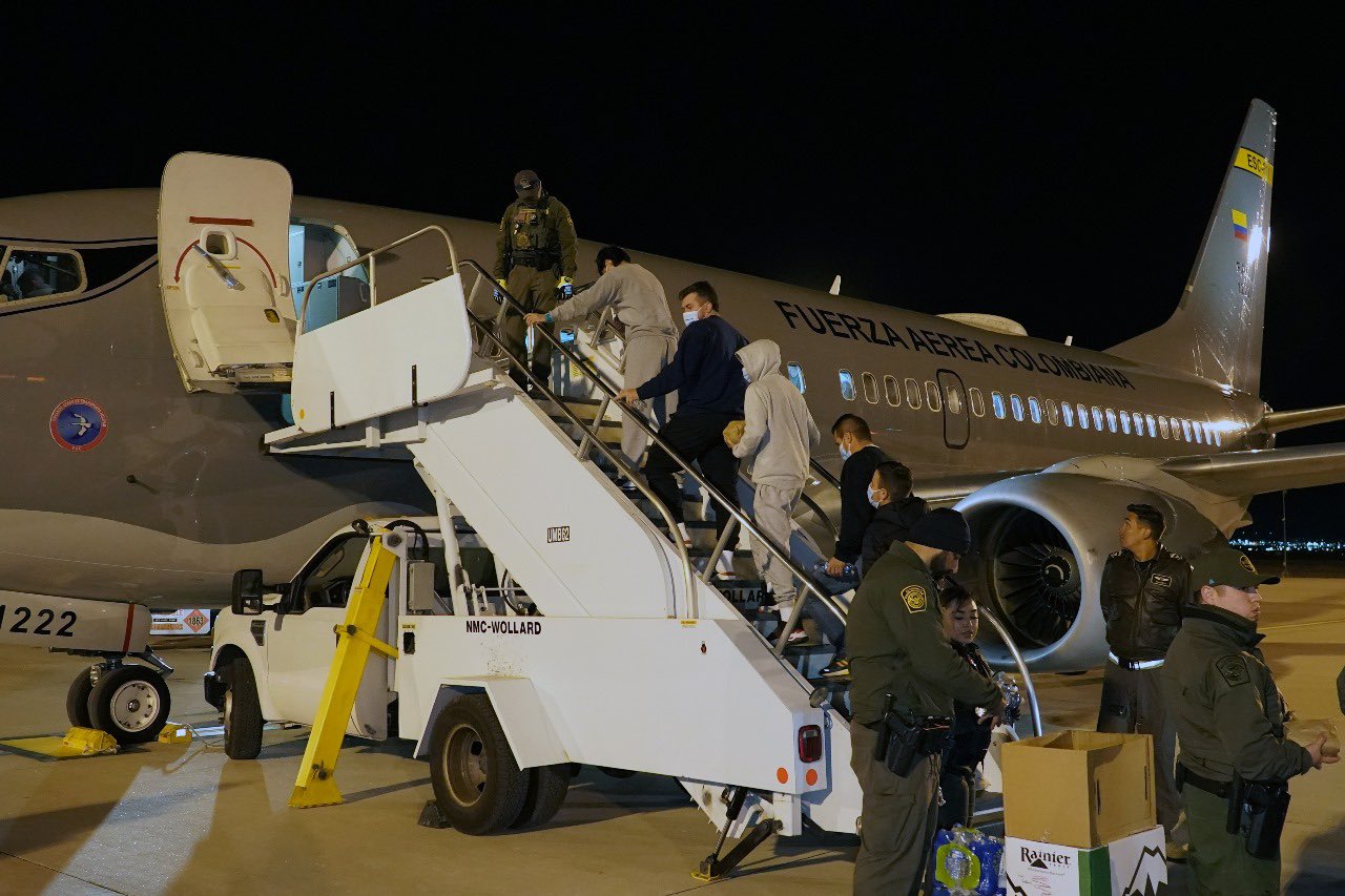 Arriba avión de la Fuerza Aeroespacial Colombiana con 91 connacionales deportados de EE. UU. 3