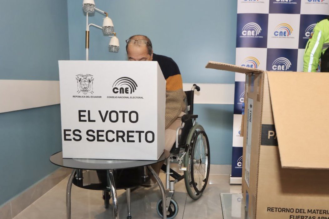 Más de 600 adultos mayores y personas con discapacidades votan desde sus hogares en Ecuador 5