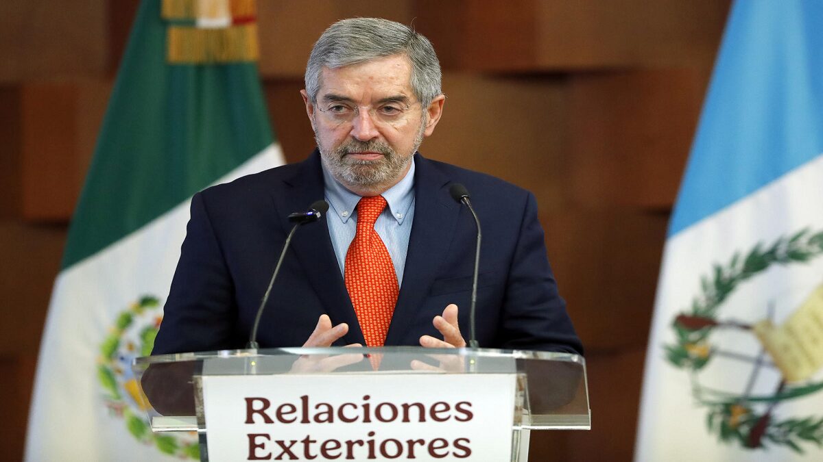 Canciller mexicano niega que migrantes deportados lleguen esposados a su país 7 mex 3