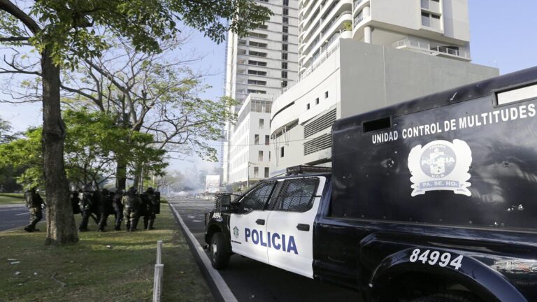Policía reprime movilización sindical de Panamá contra proyecto de reforma al seguro social 1 policia 1