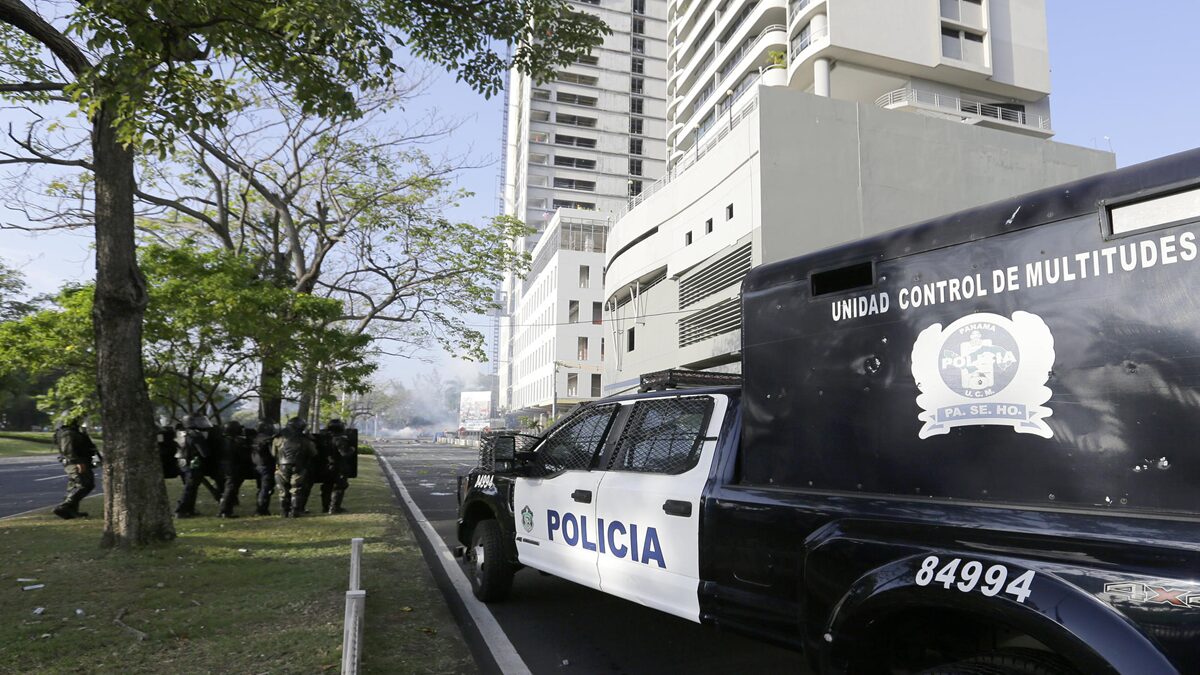 Policía reprime movilización sindical de Panamá contra proyecto de reforma al seguro social 4 policia 1