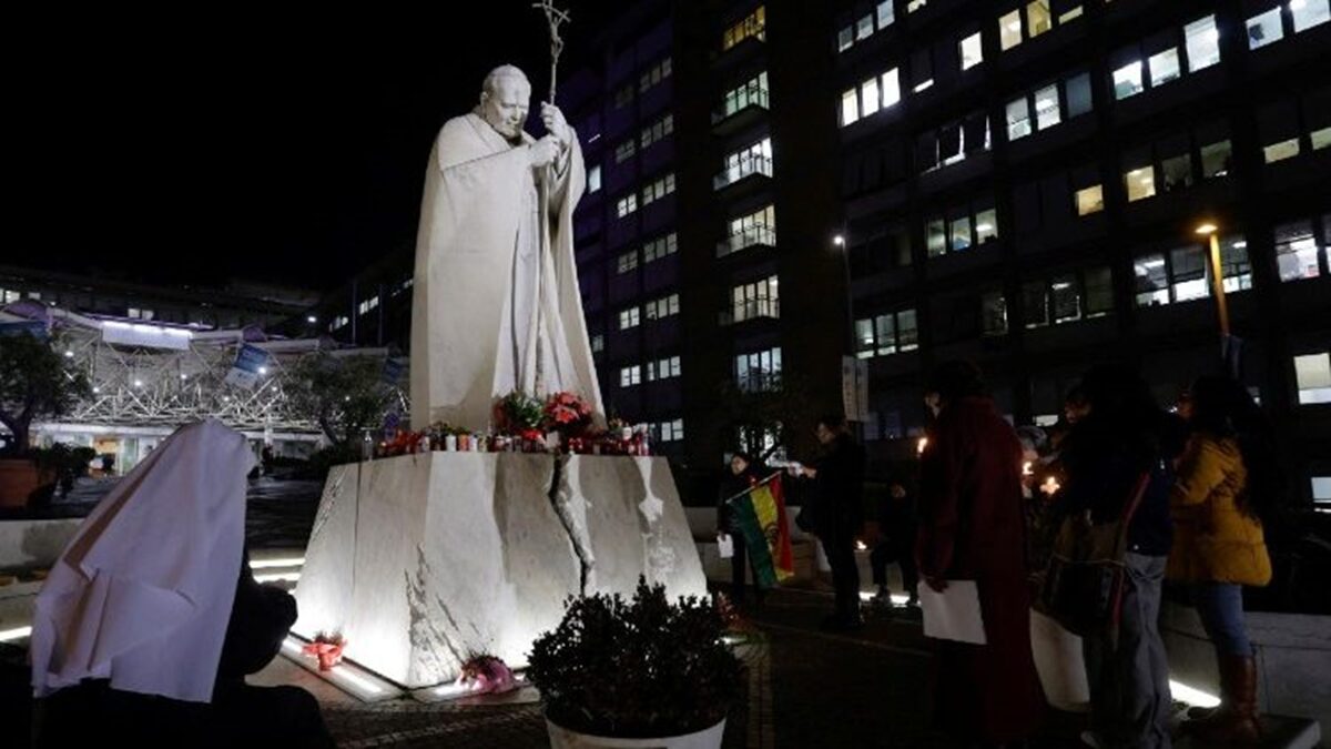 Vaticano: estado de salud del papa Francisco es complejo tras reportar una neumonía bilateral 6 ppp
