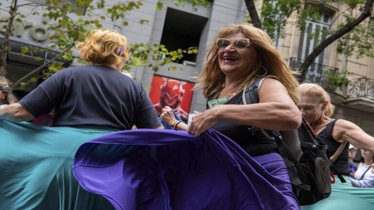 En imágenes: Miles de mujeres se movilizaron este 8M en Argentina contra las políticas de Milei 1 01 portada 1