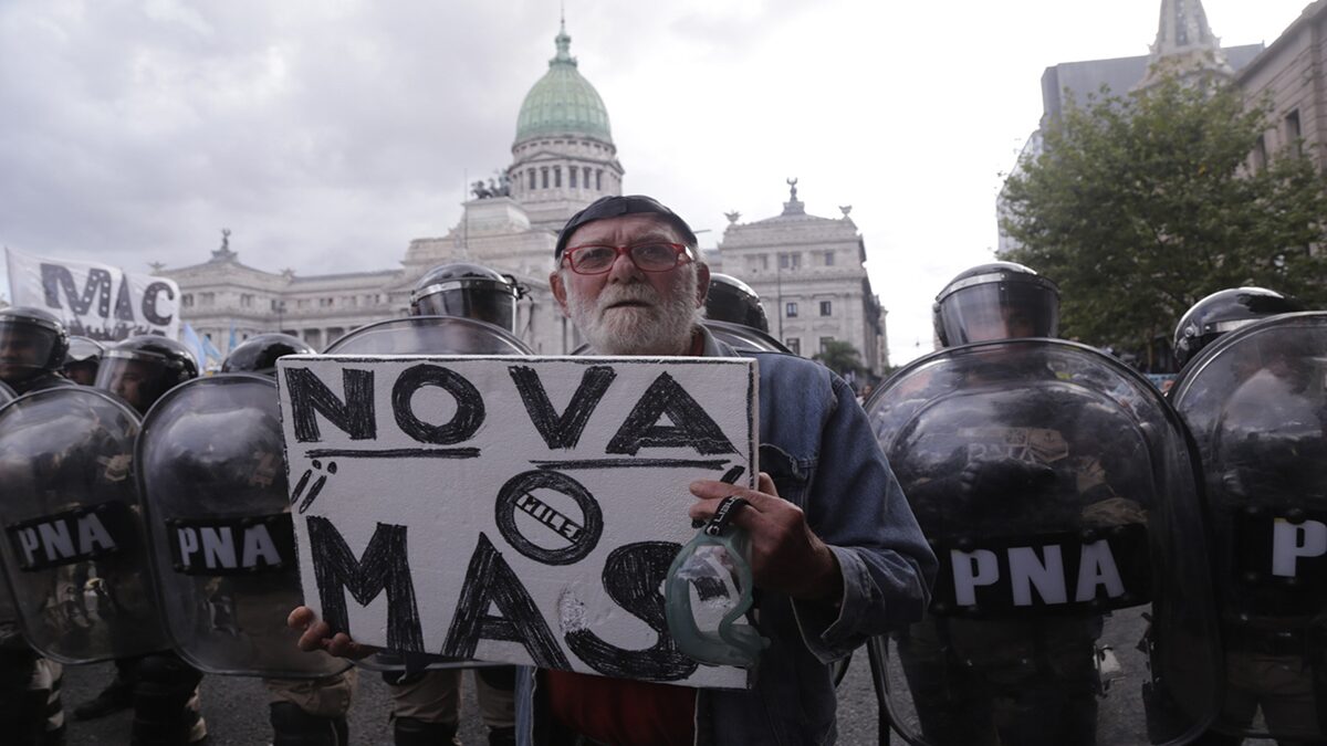 Jubilados y manifestantes llegan al Congreso de Argentina e inician primeros enfrentamientos con la policía 8 aaa