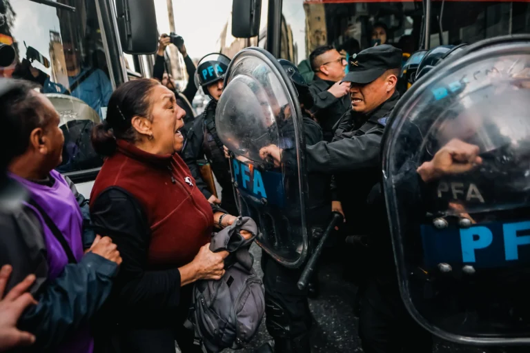 Estafa, crisis económica y represión bajan puntos en encuestas allegadas a Milei 1 ame4026 argentina pensiones 1