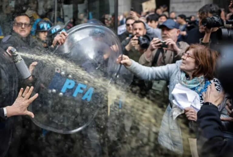 Militarizan accesos al Congreso argentino ante nueva marcha de jubilados contra políticas de Milei 1 Argentina Jubilados