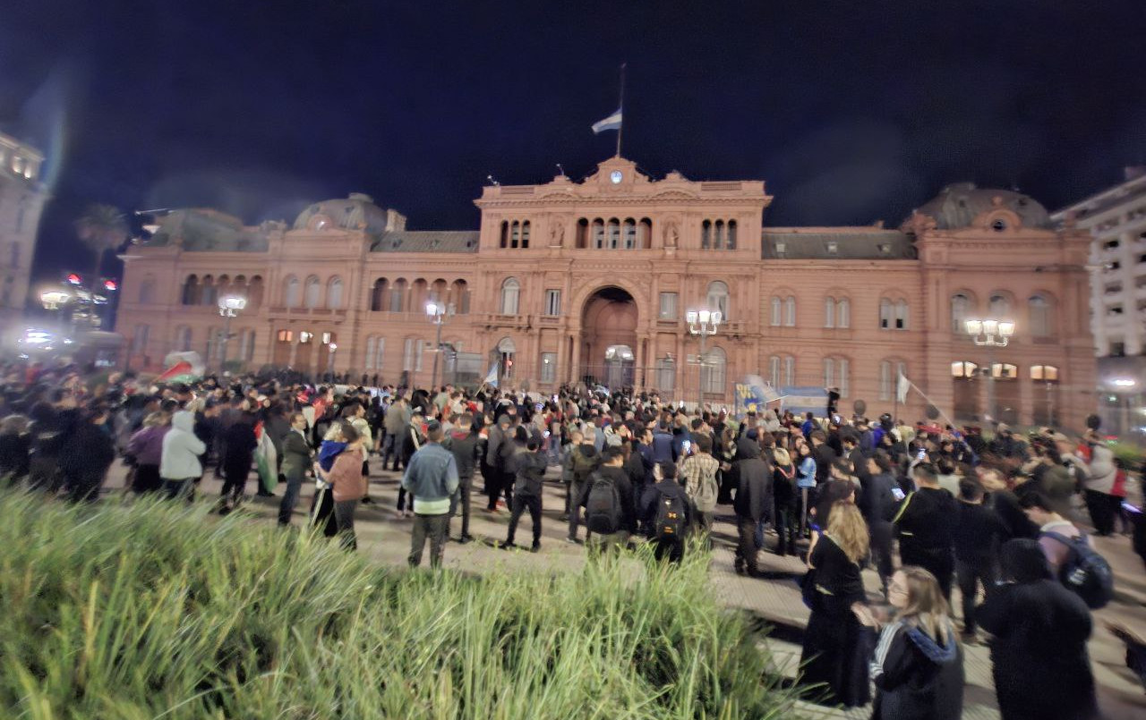 Argentinos salen a las calles después de la brutal represión contra jubilados 10 argentina plaza mayo01