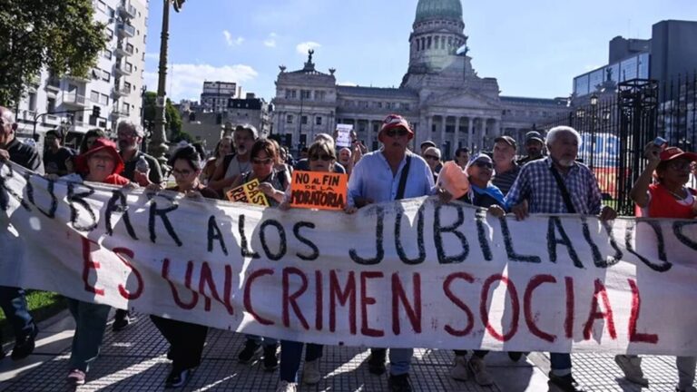Jubilados se movilizan masivamente en Argentina con fuerte presión policial de Bullrich 1 arrggggg