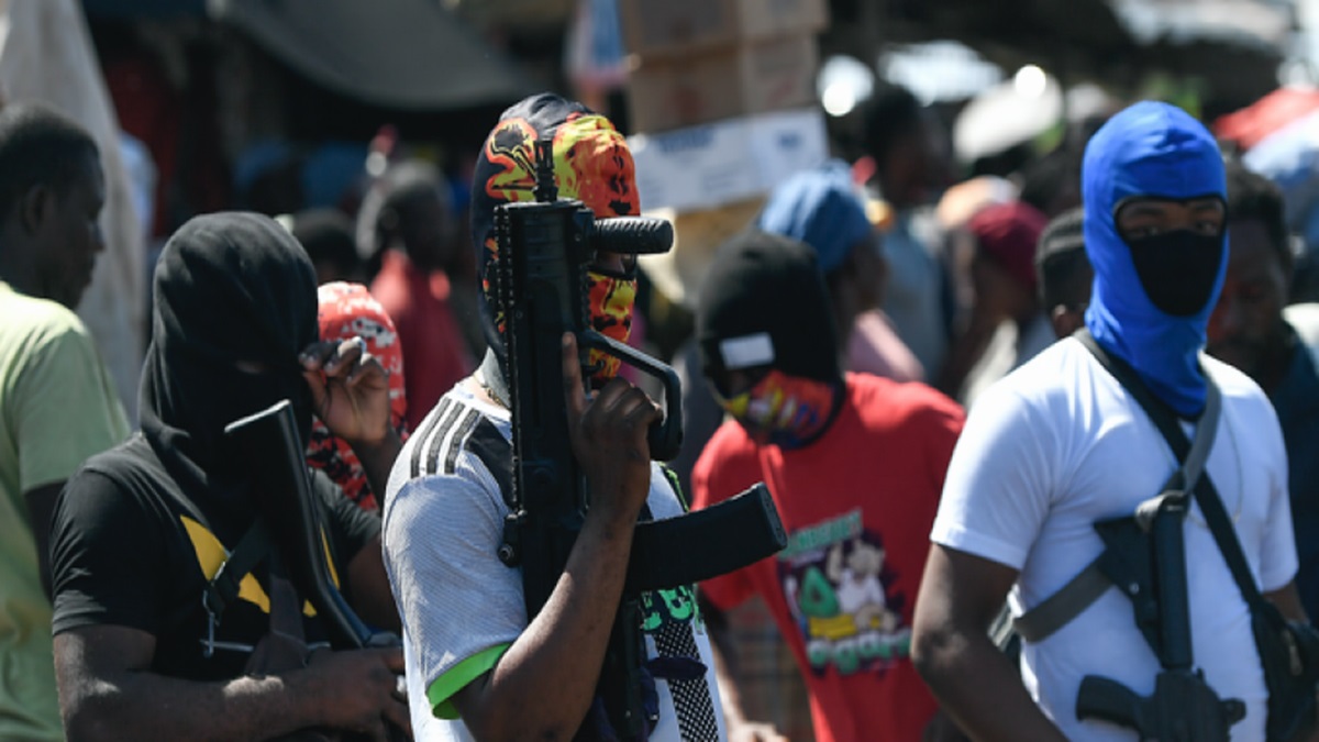Bandas armadas saquean e incendian medios de comunicación en Puerto Príncipe, Haití 4 bandas criminales haiti 22