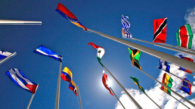Integración regional y democratización de la comunicación. ¿Sueños anticuados o aún vigentes? 1 banderas latinoamericanas